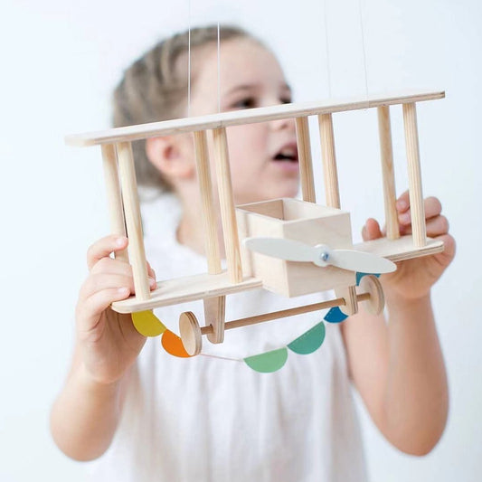 白色迷你双翼飞机