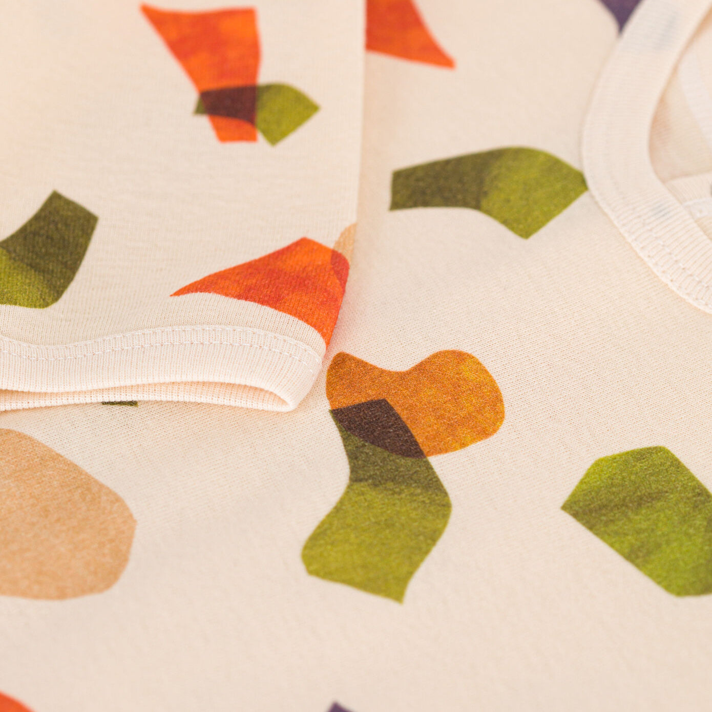 婴儿米白色印花棉连体衣