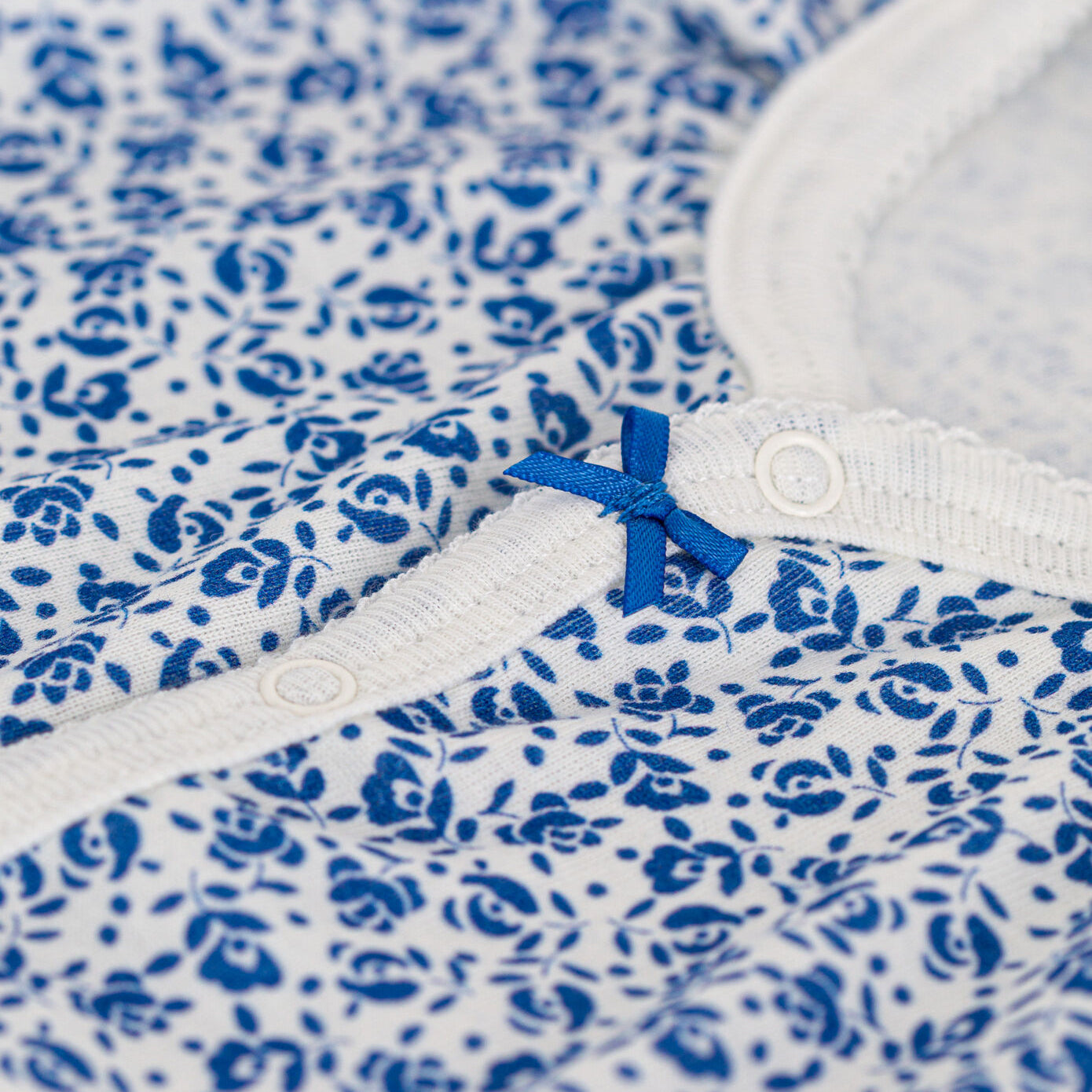 婴儿蓝色碎花棉连体衣