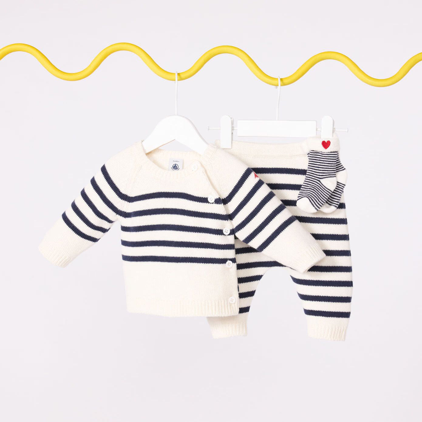 婴儿白色条纹羊毛套装