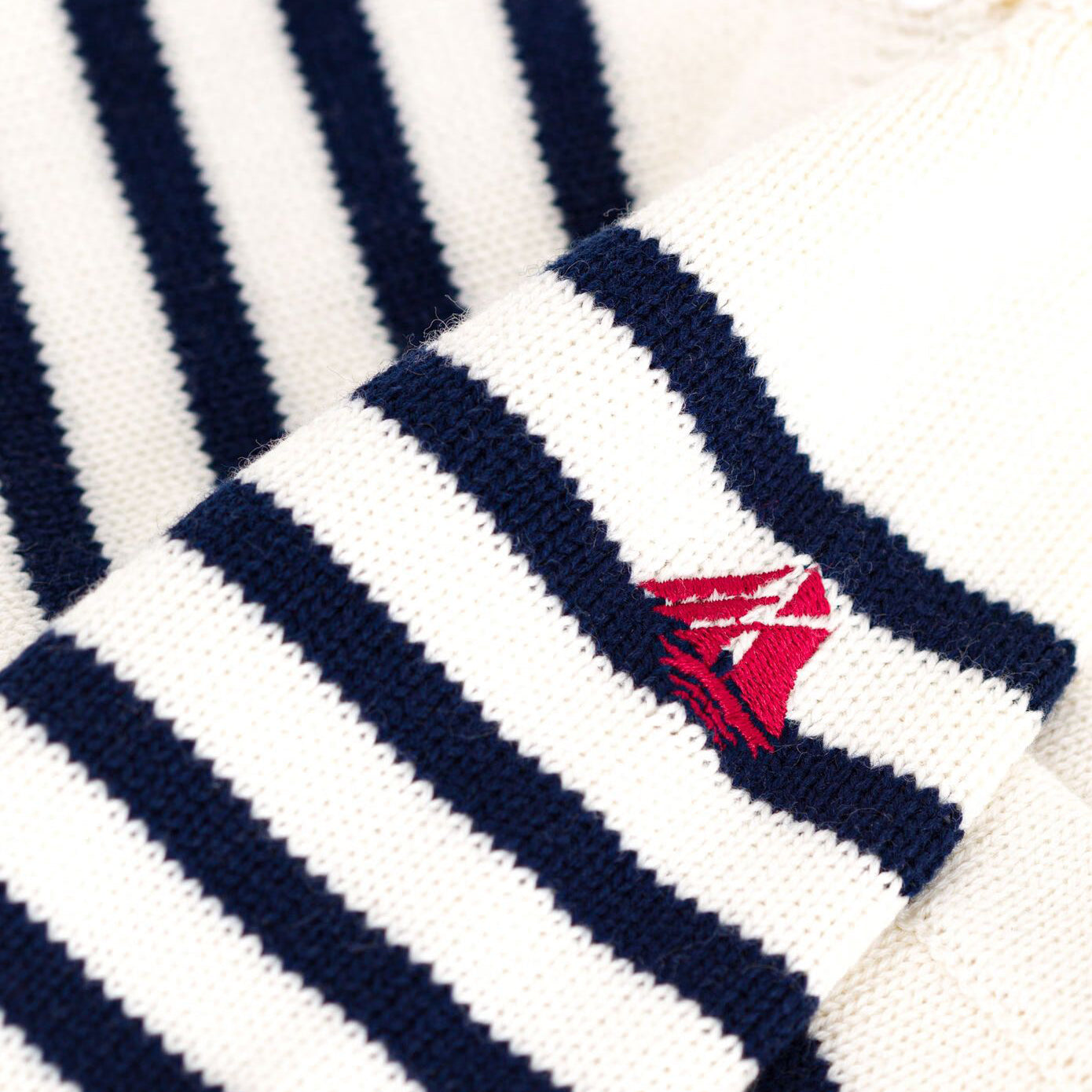 婴儿白色条纹羊毛套装