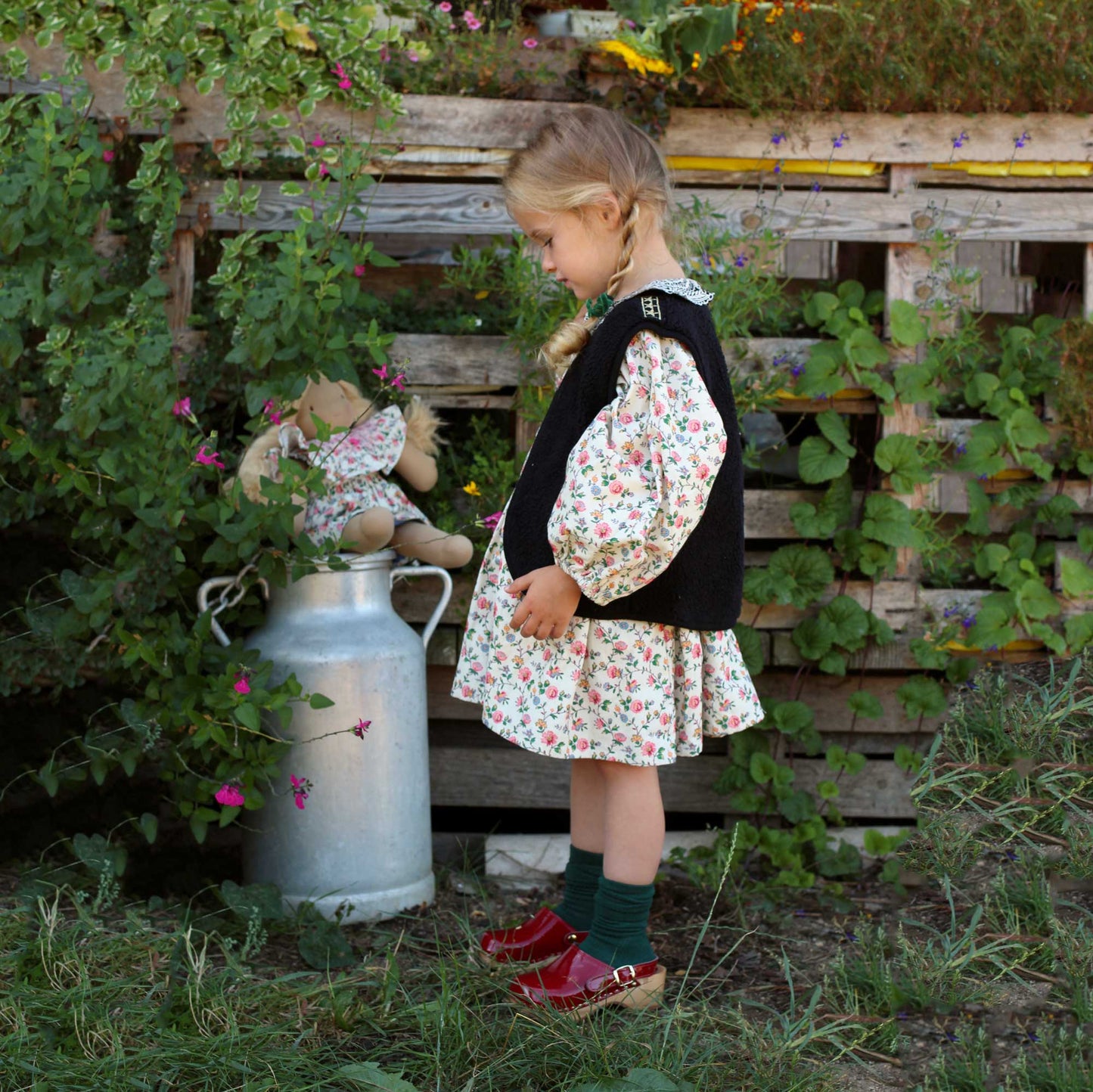 女童象牙白碎花双面马甲