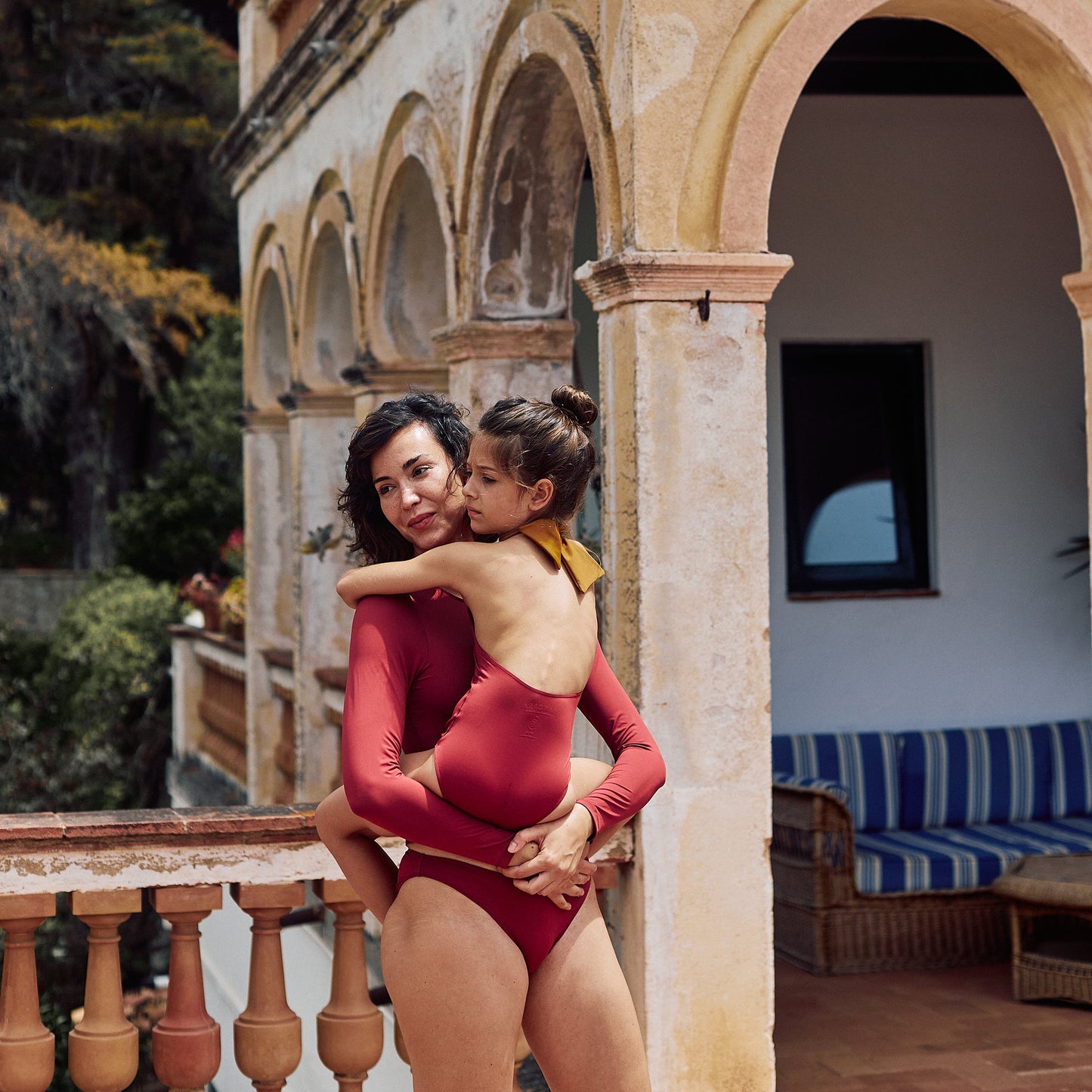 女童红色防晒泳衣(UPF50+)