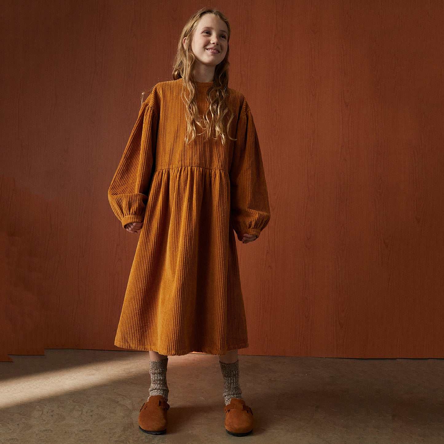 女童棕色灯芯绒连衣裙