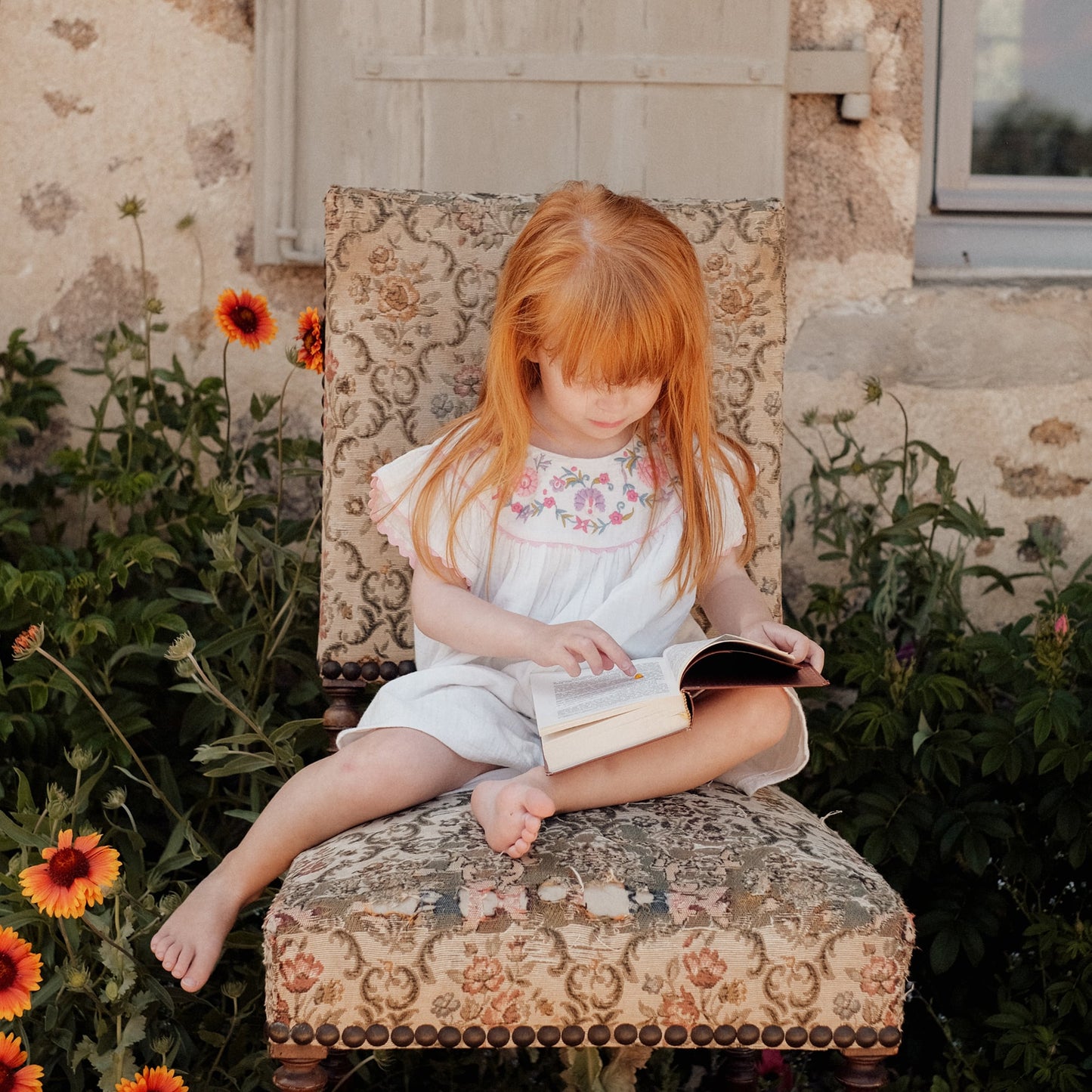 女童白色刺绣棉连衣裙