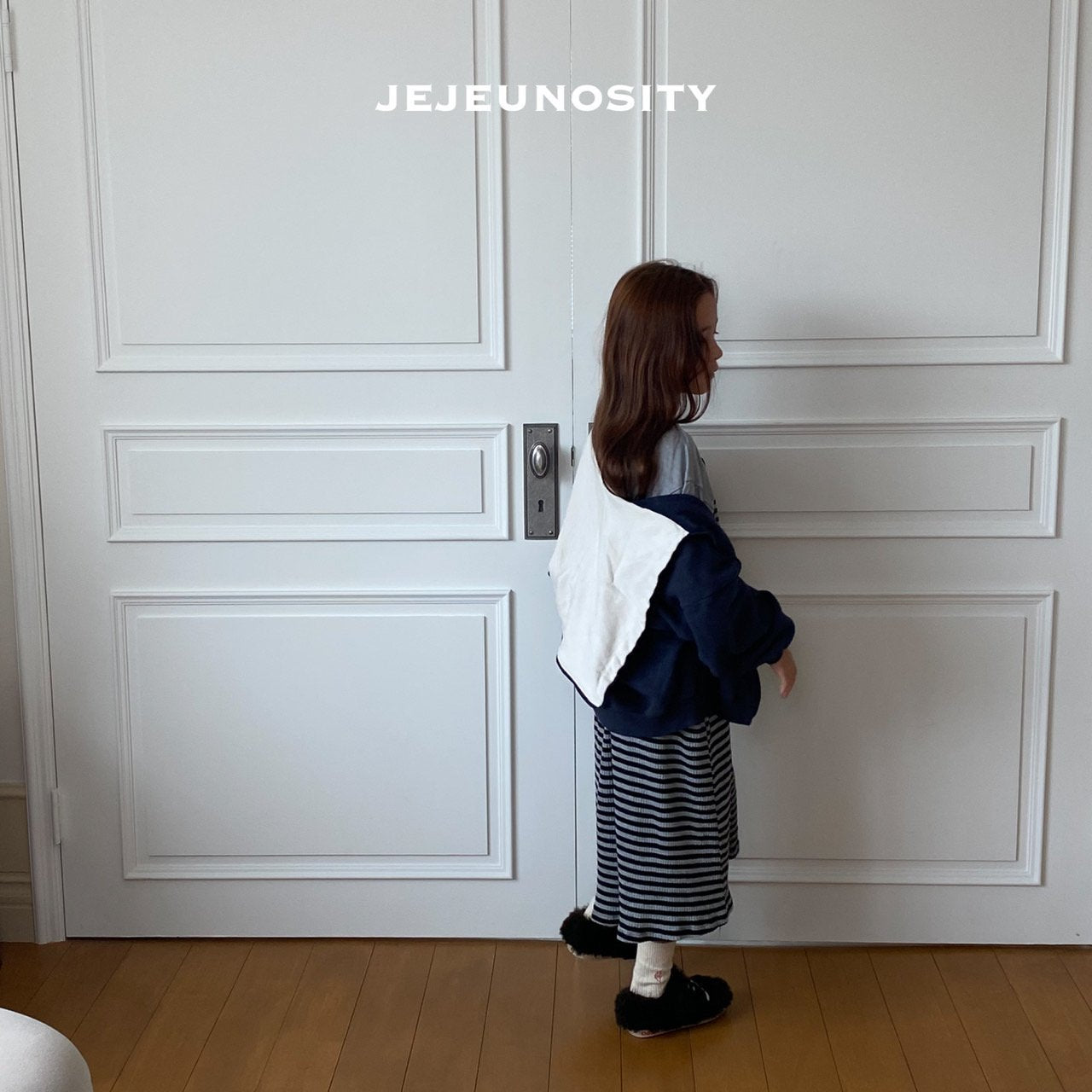 儿童藏青色连帽拉链上衣