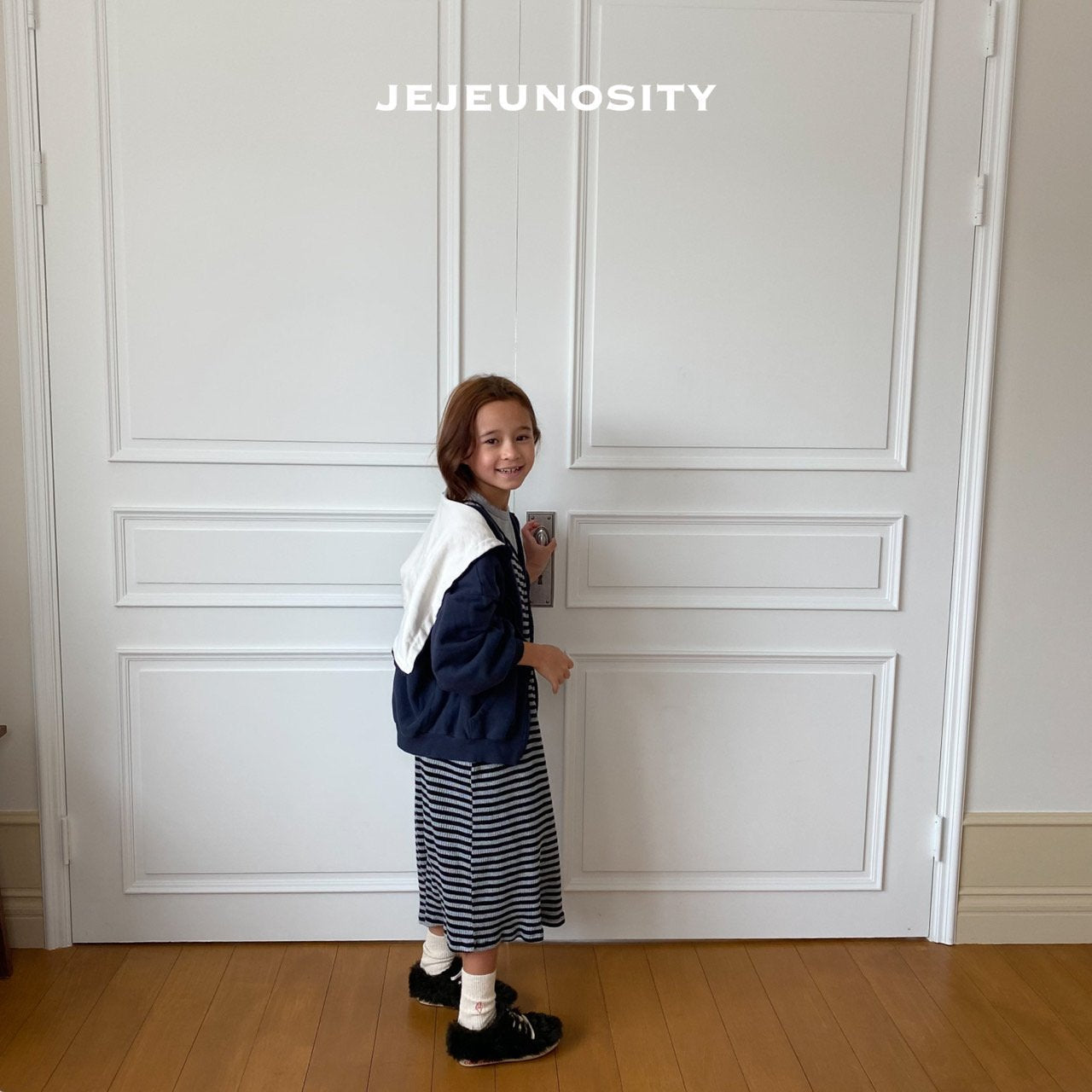 儿童藏青色连帽拉链上衣