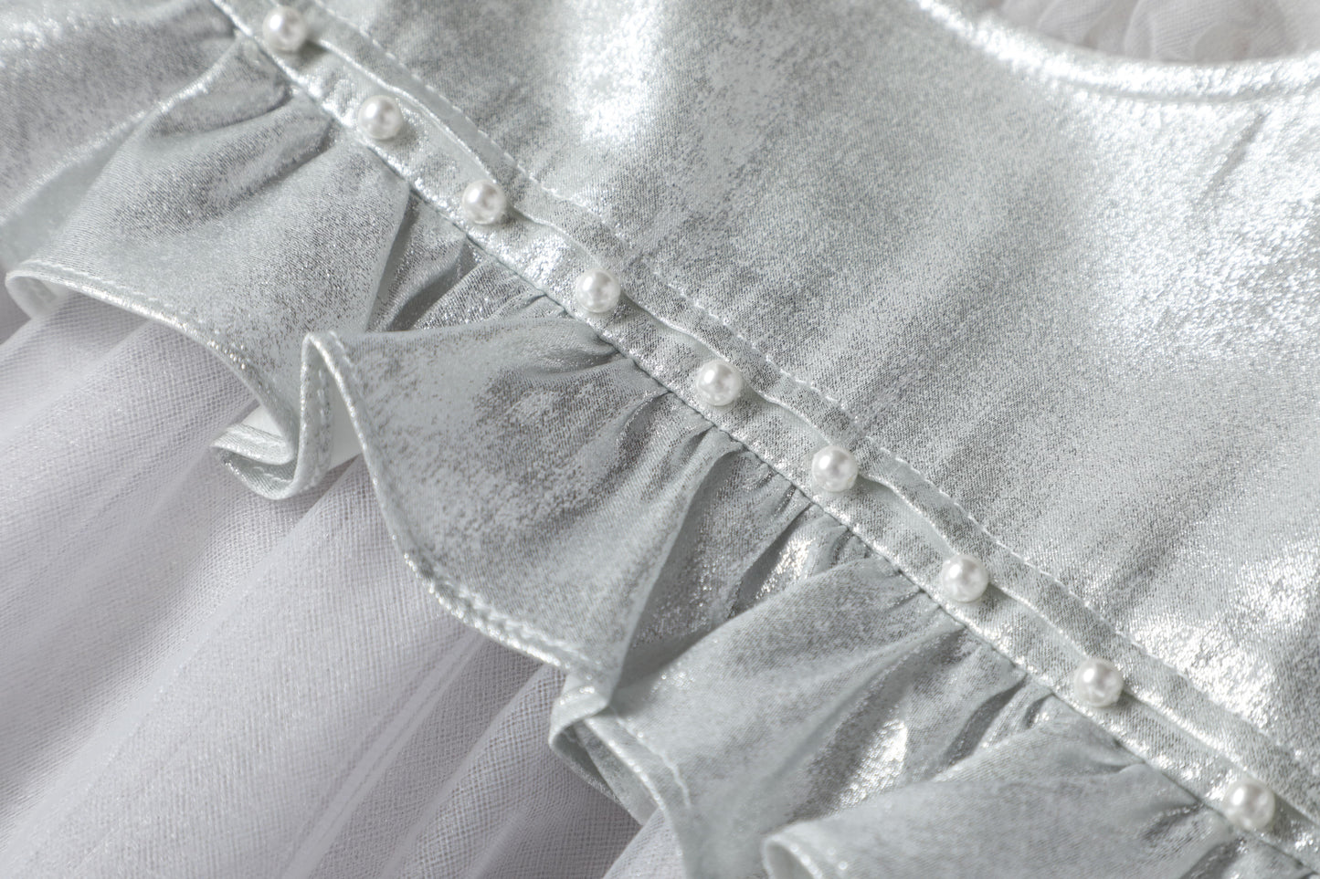 女童银色荷叶边珍珠拼纱连衣裙