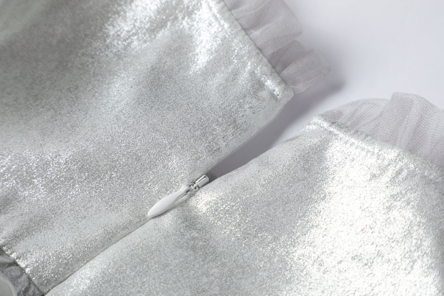 女童银色荷叶边珍珠拼纱连衣裙