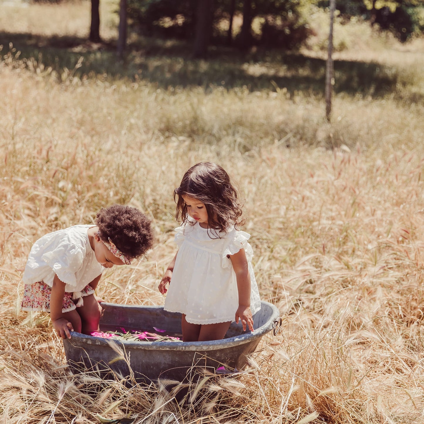 女婴白色刺绣棉连体衣
