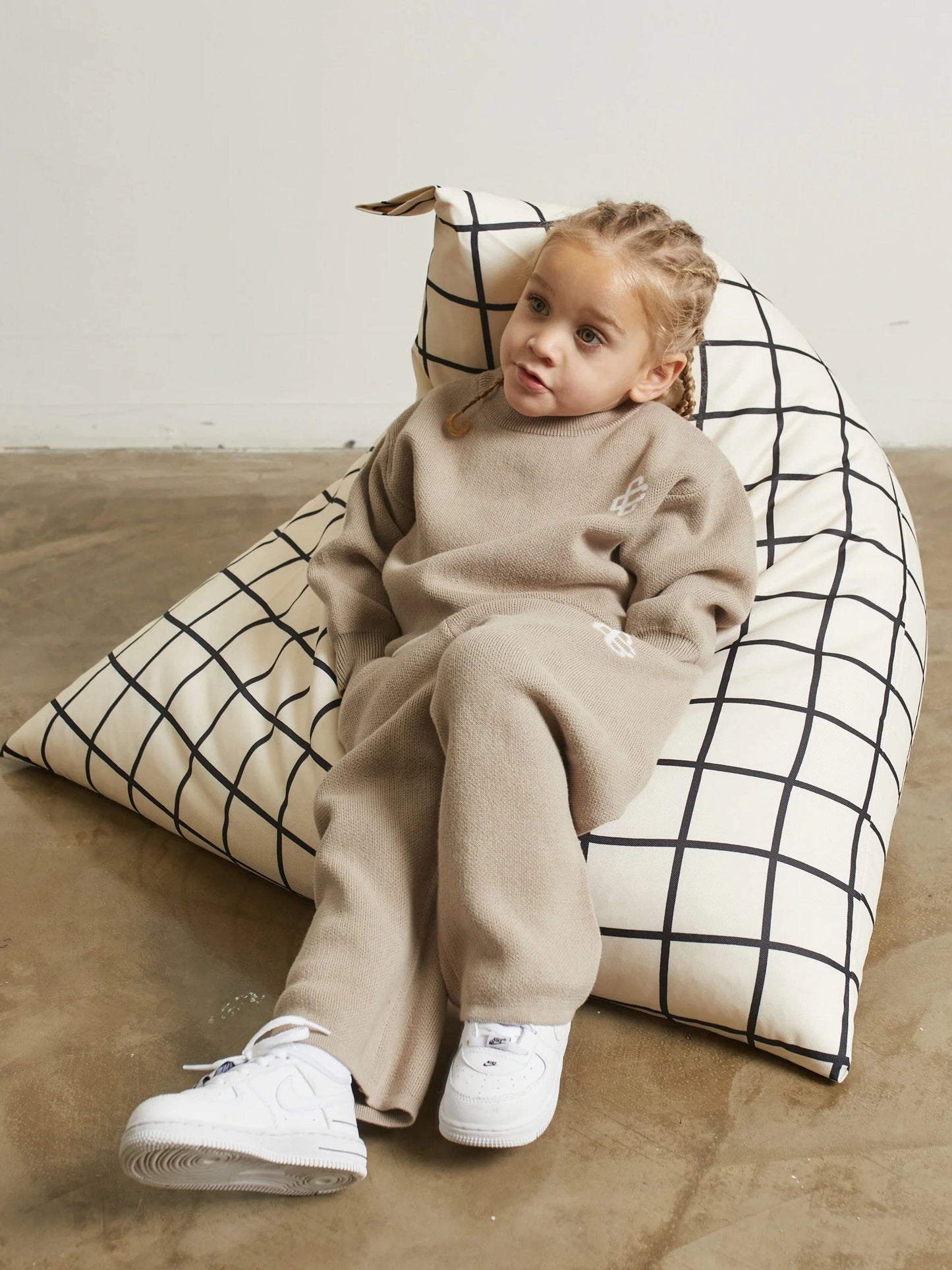 Couture Club 儿童针织徽章慢跑裤(米色)