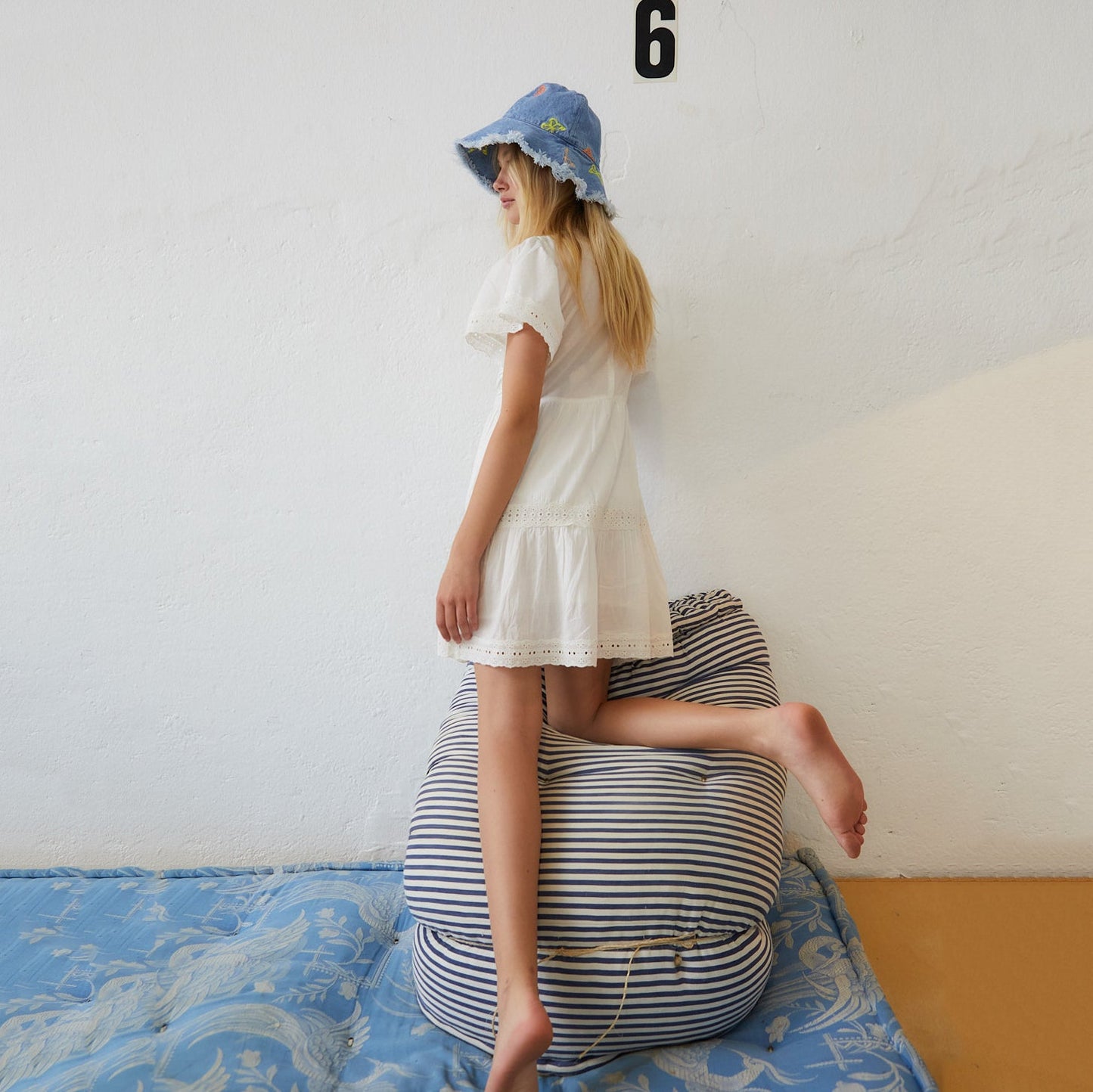 女童白色蕾丝边棉连衣裙