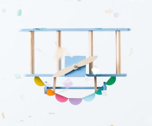 蓝色迷你双翼飞机