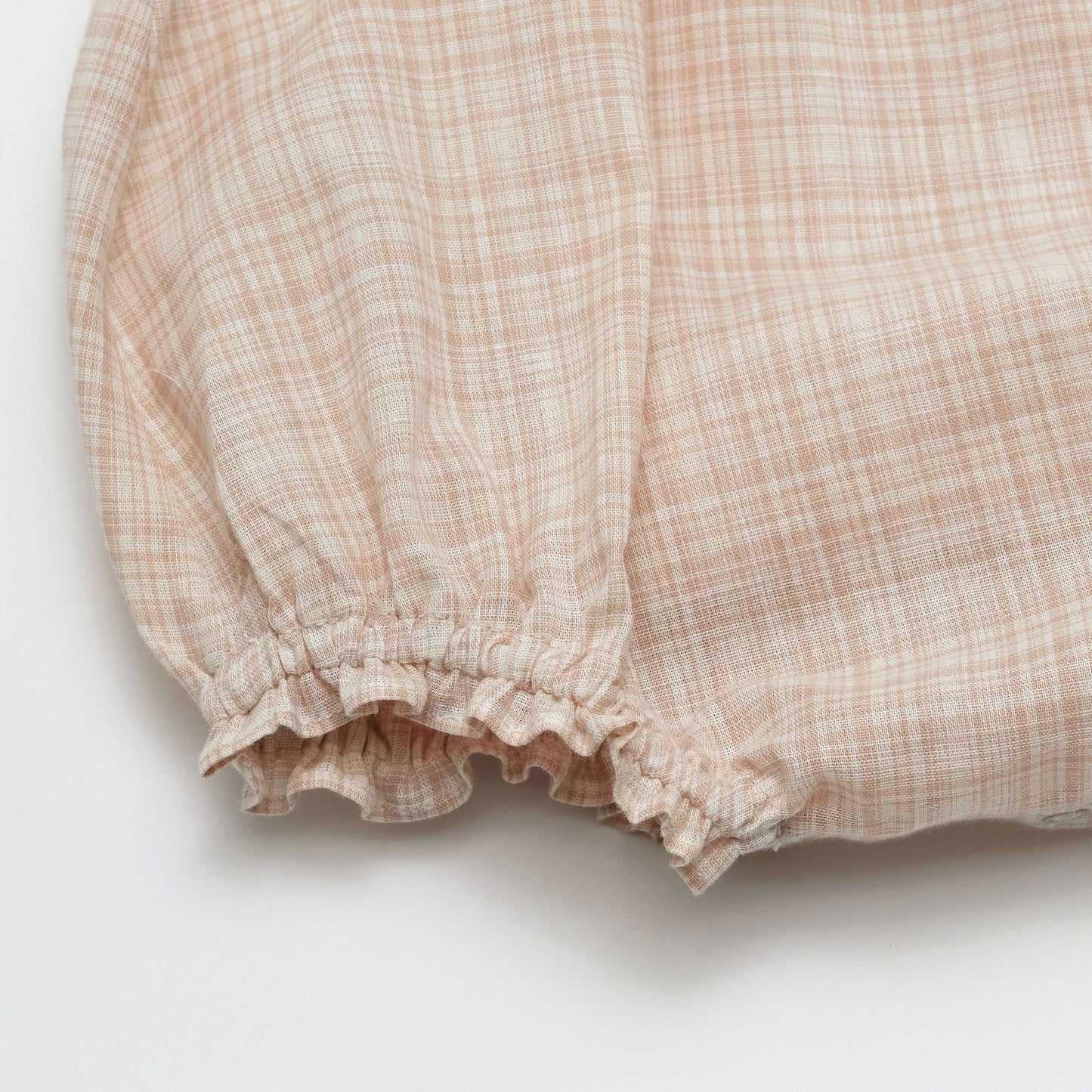 女婴米粉色荷叶边棉连体衣