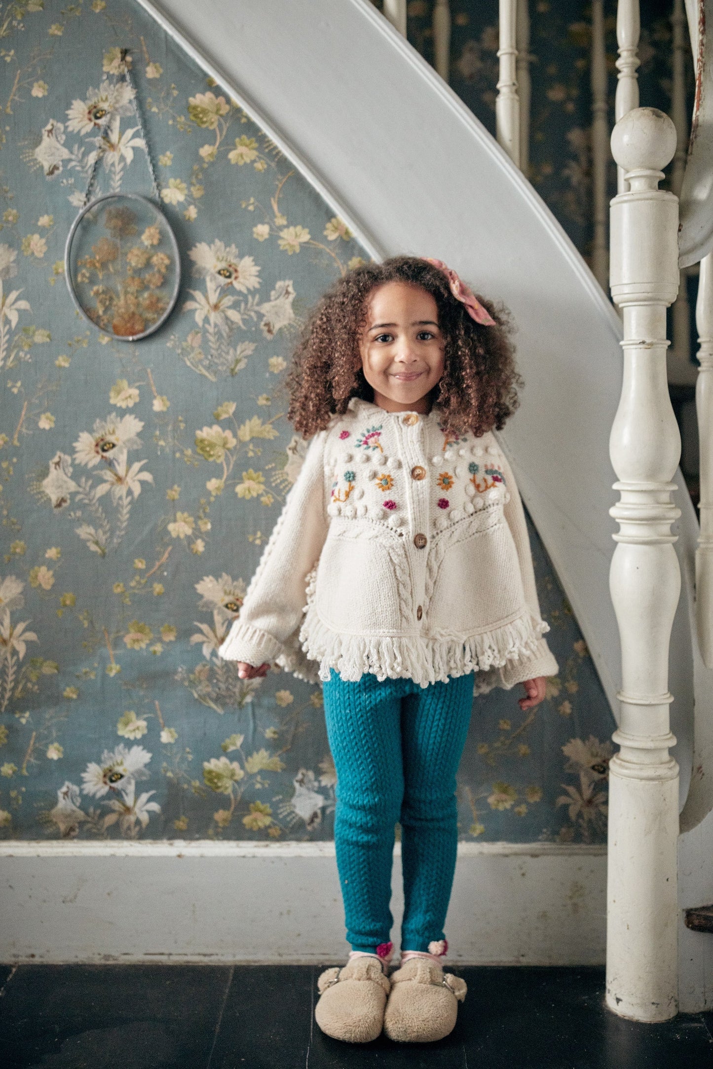 女童白色羊毛针织斗篷