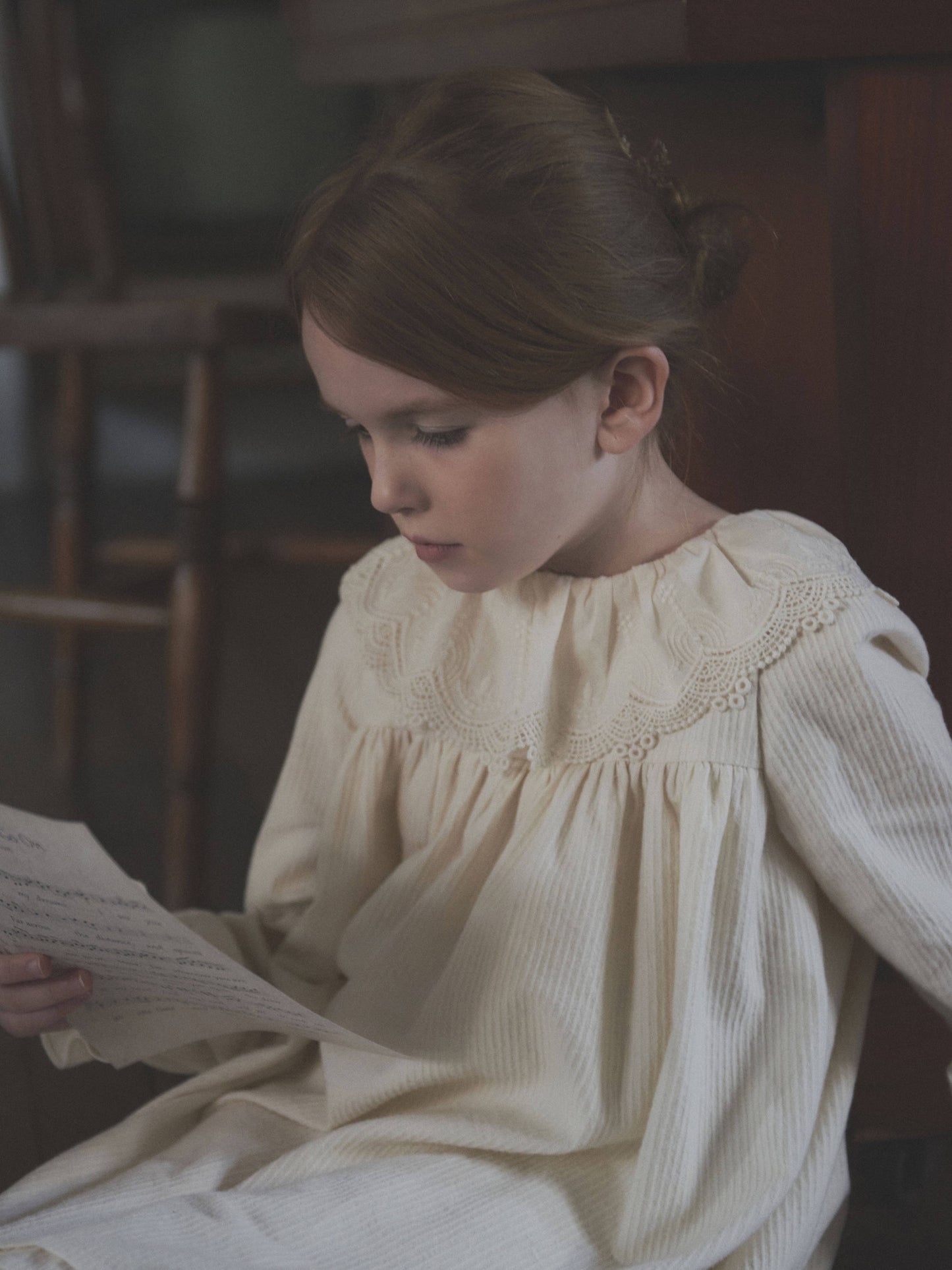 女童白色蕾丝领棉连衣裙