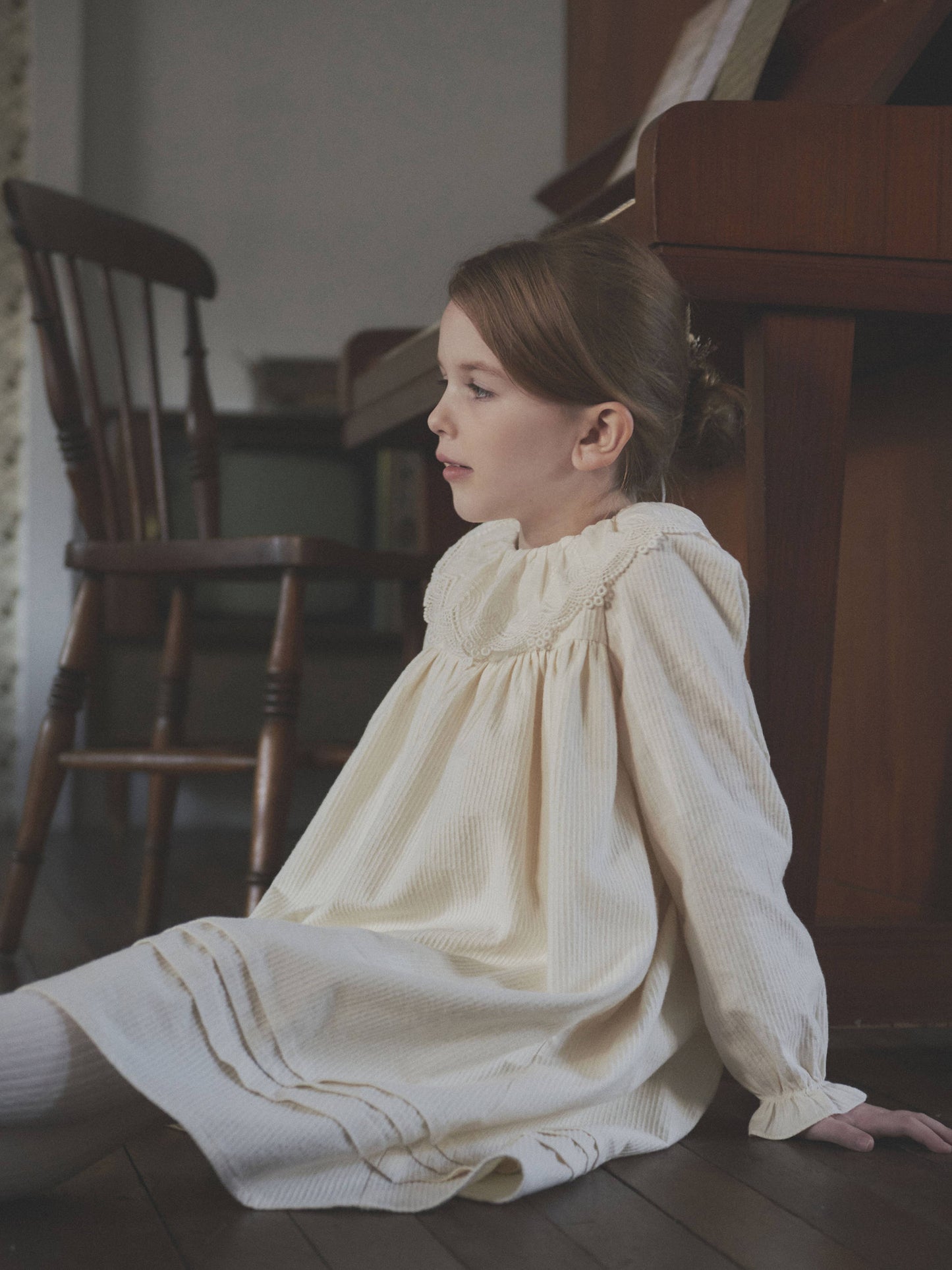 女童白色蕾丝领棉连衣裙