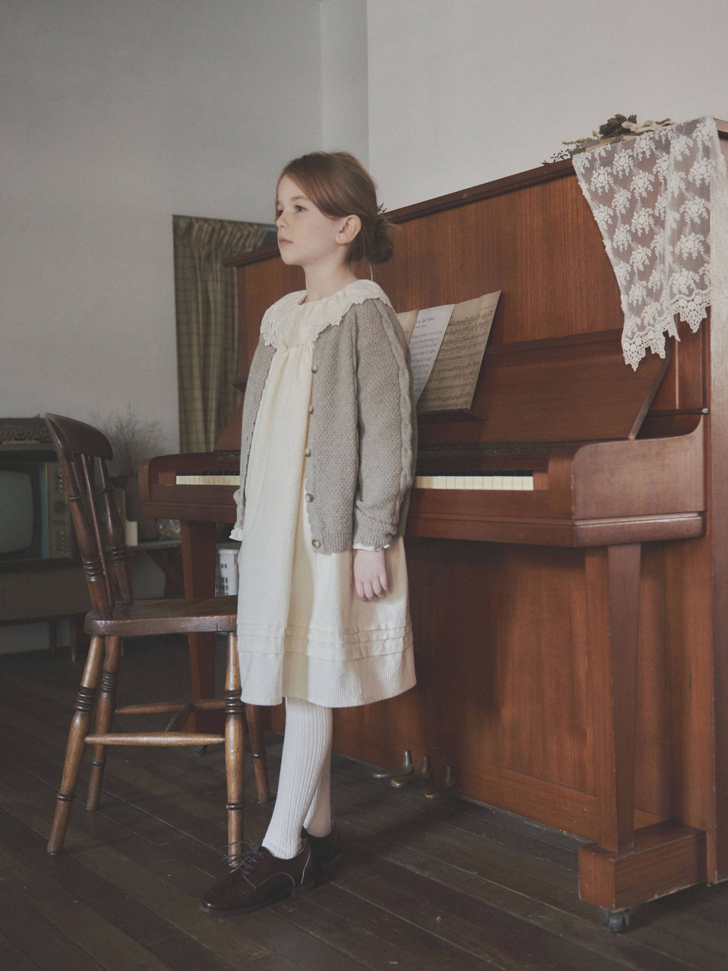 女童白色蕾丝领棉连衣裙