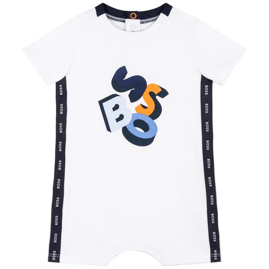 男婴白色连体衣