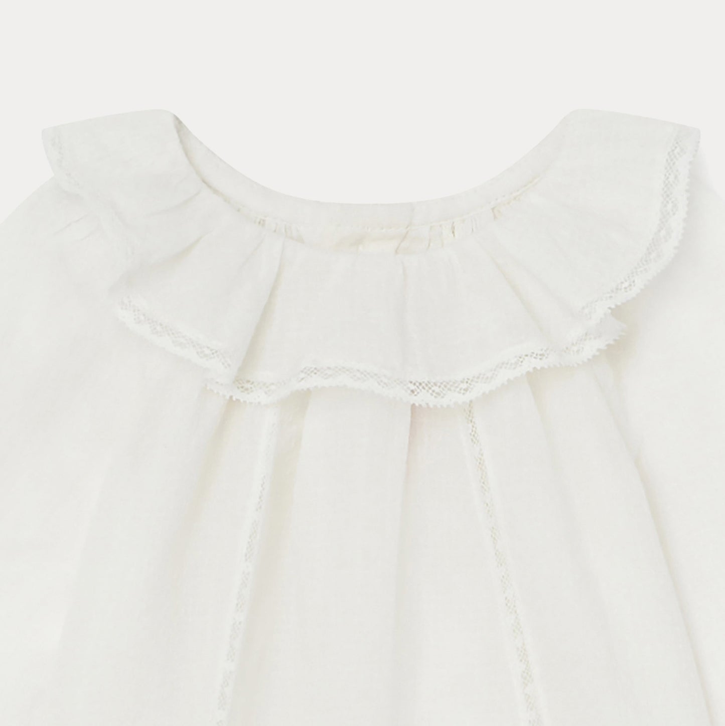 女婴白色荷叶边棉上衣