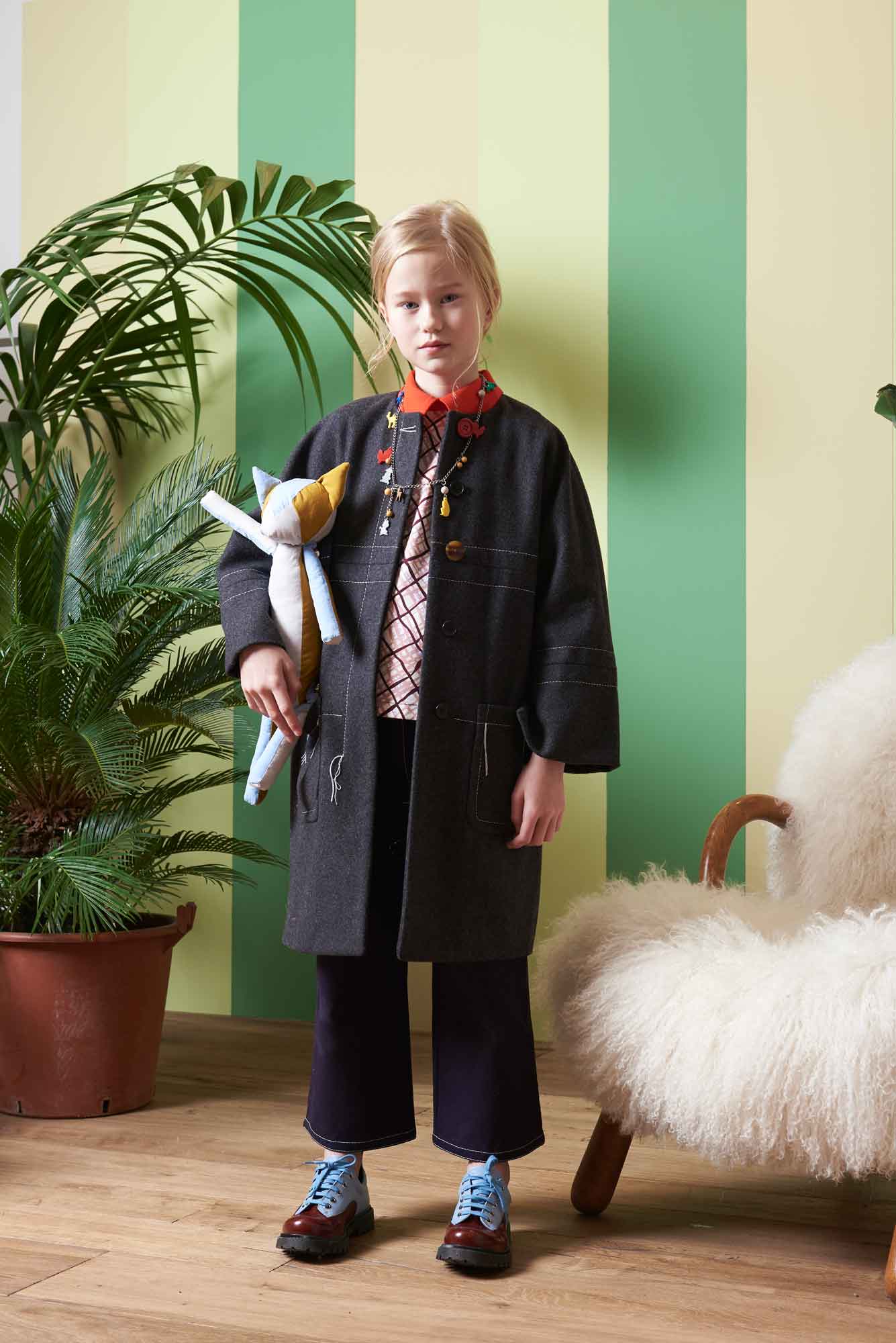 女童深灰色羊毛外套