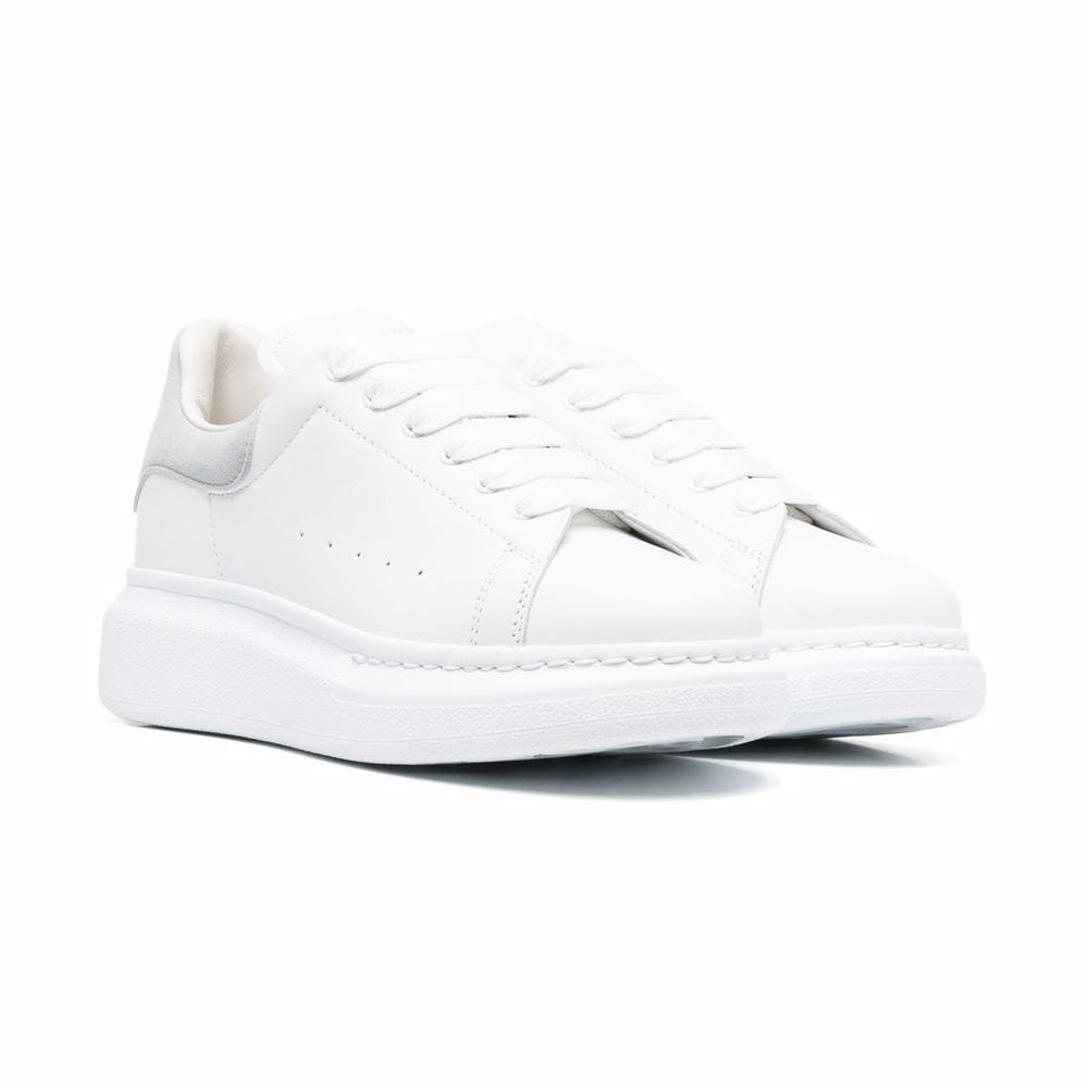 银色徽标休闲运动鞋