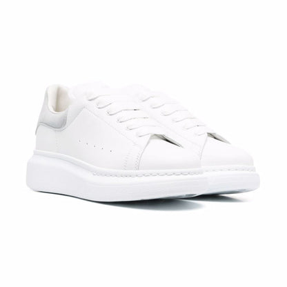 银色徽标休闲运动鞋