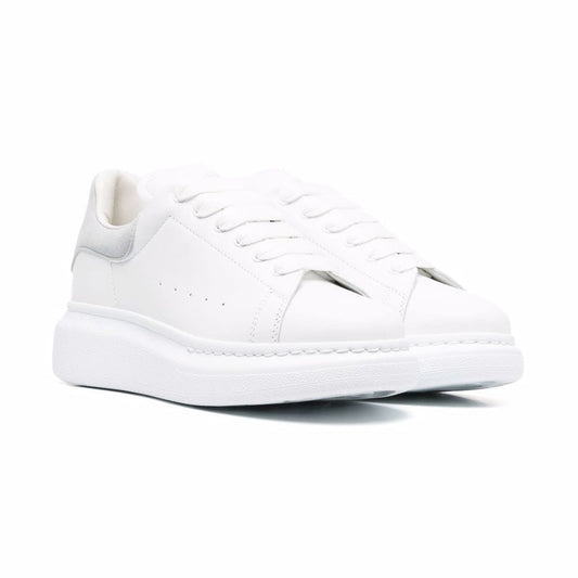 银色徽标休闲运动鞋