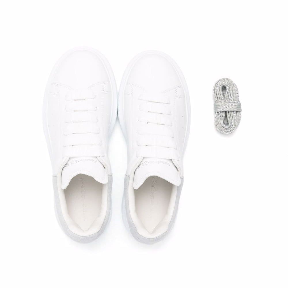 银色徽标休闲运动鞋