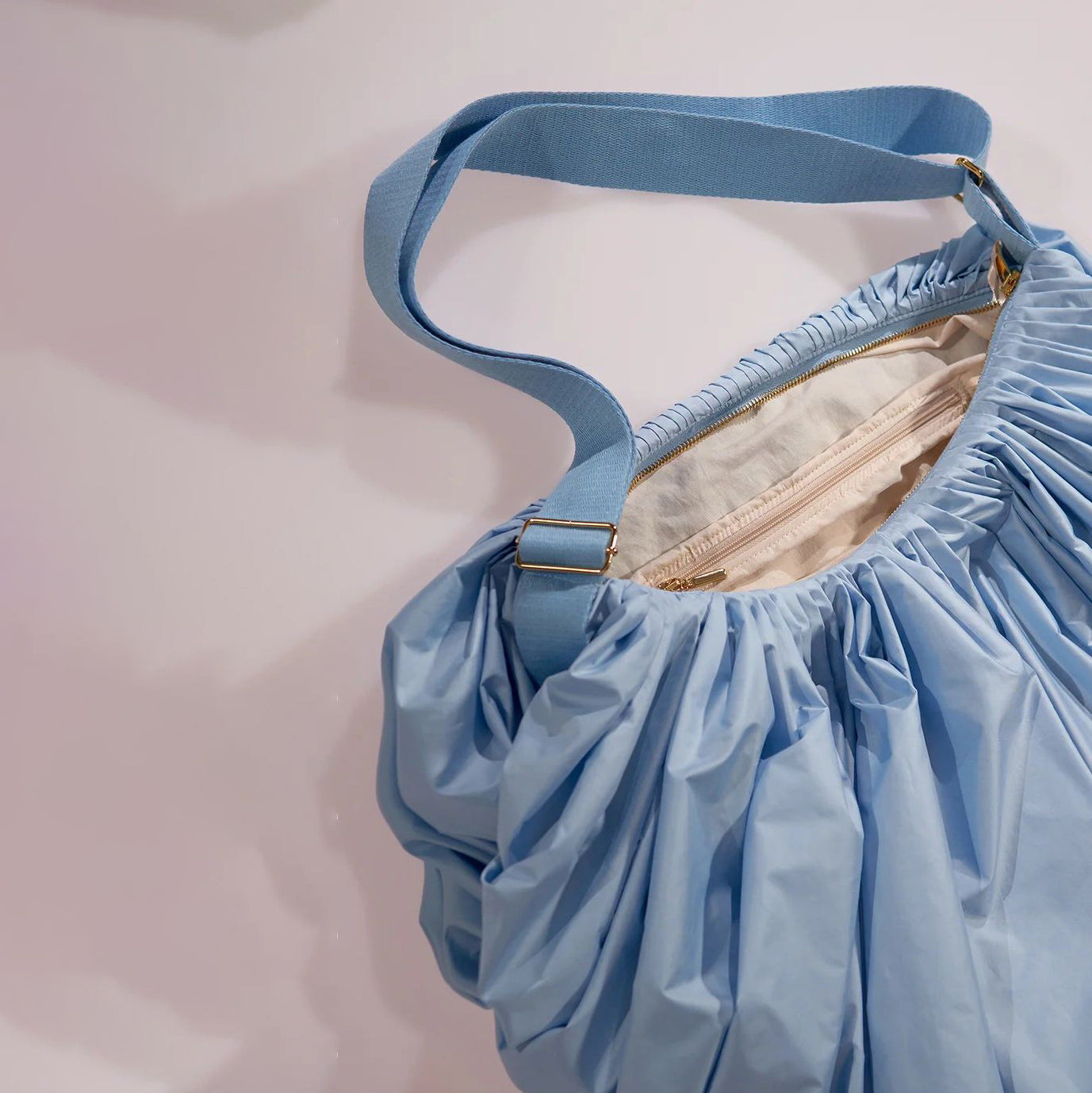 女士浅蓝色'WHIPPED CREAM'百褶包(35x25cm)