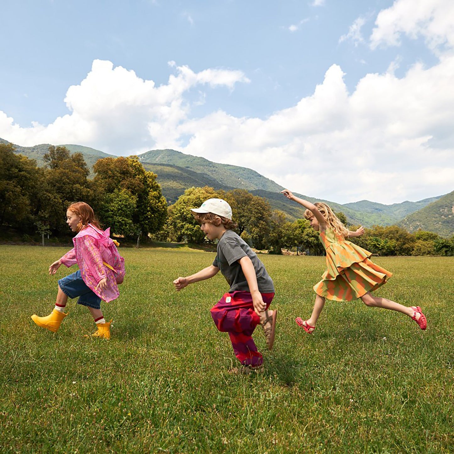 女童粉色连帽雨衣