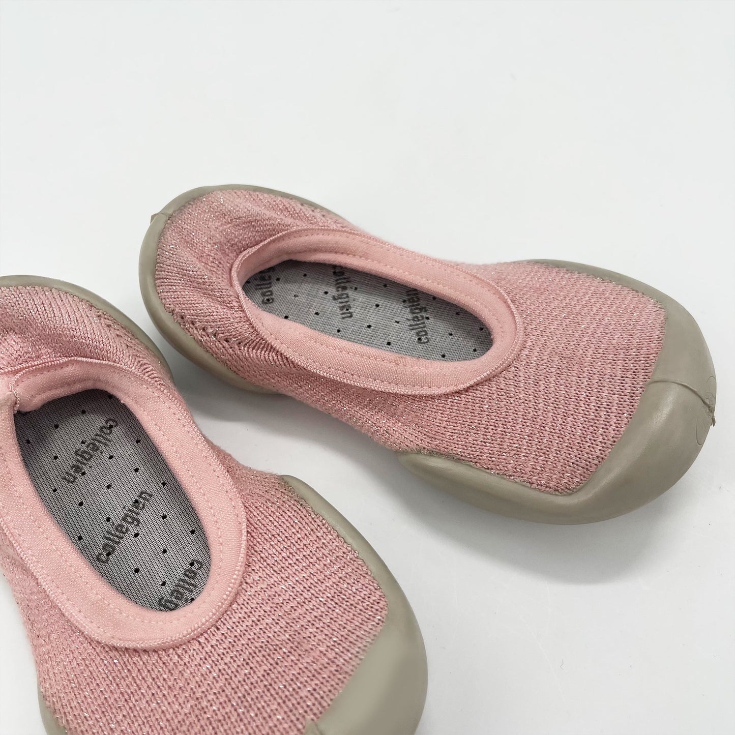女童粉色袜子鞋