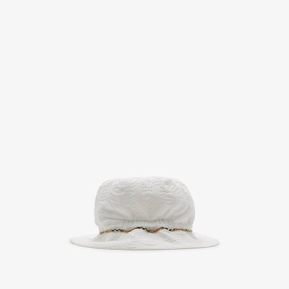 女婴白色棉套装