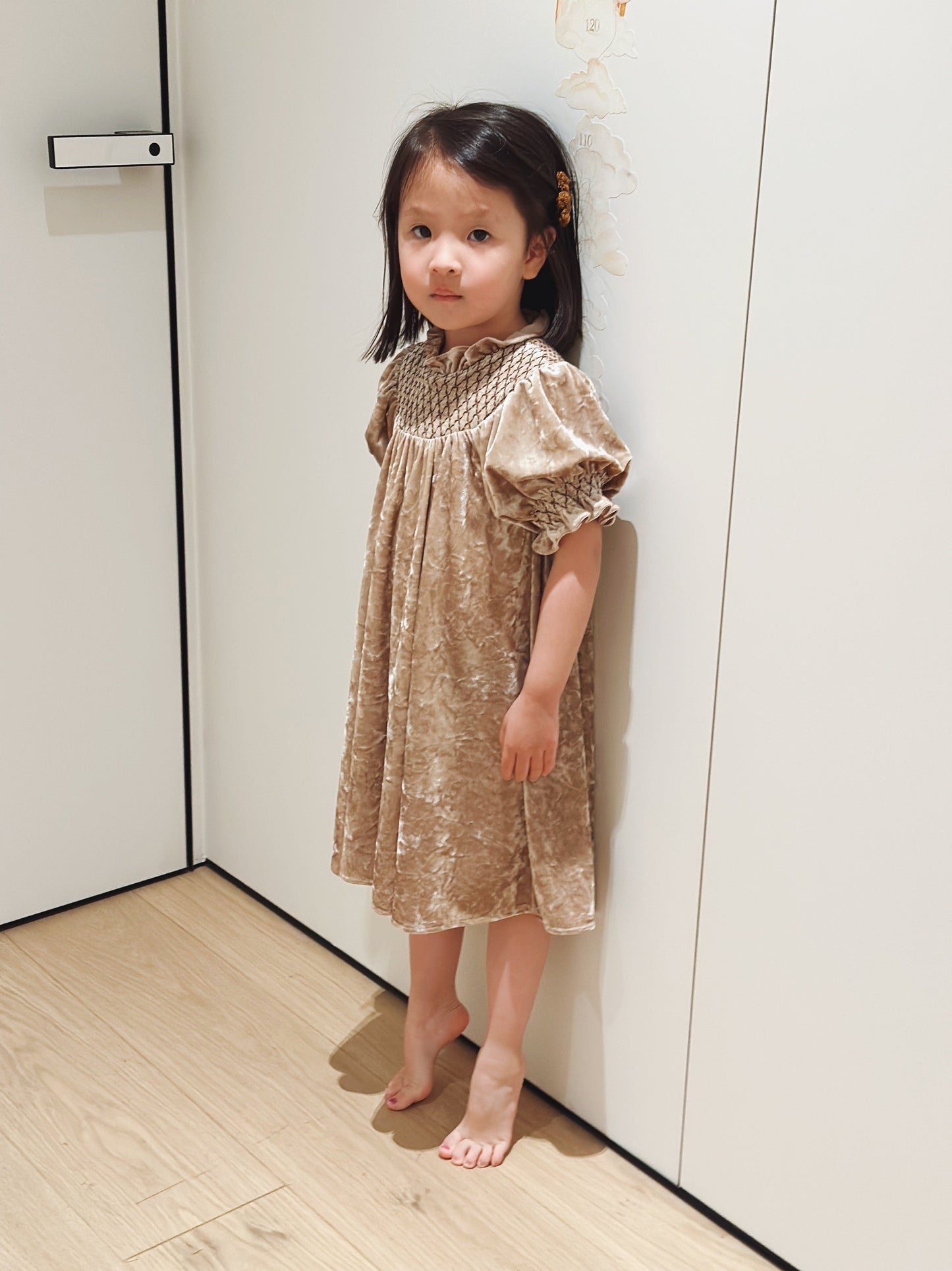 女童杏色短袖打揽丝绒裙