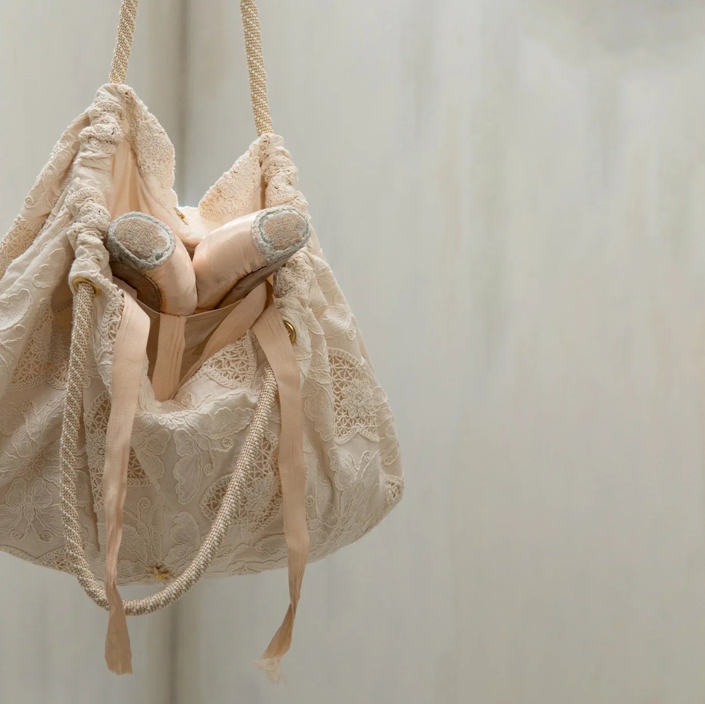 女士白色"BINDLE"刺绣手提包(261BG40KP/edelweiss)