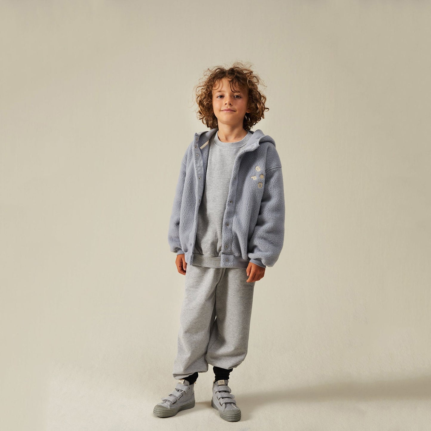 儿童灰蓝色抓绒连帽上衣