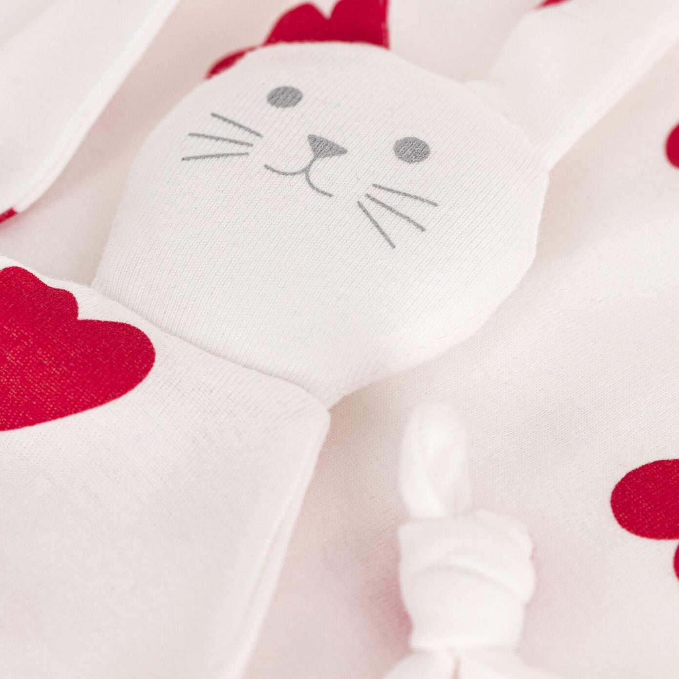 婴儿白色心形安抚巾