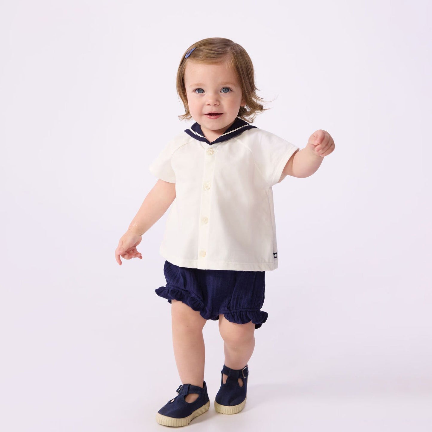 女婴白色棉套装