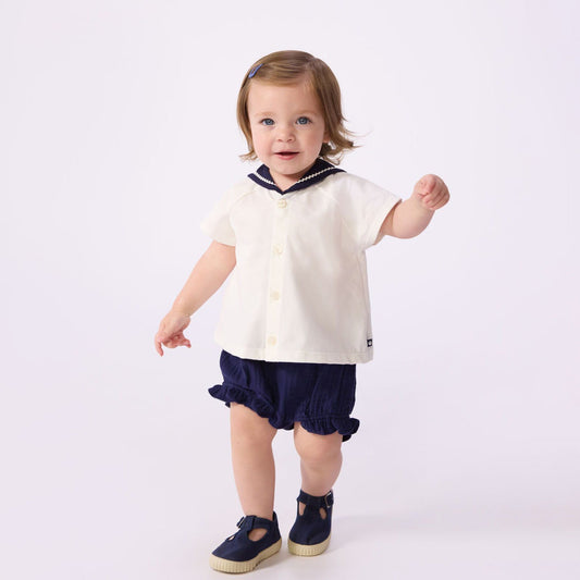 女婴白色棉套装