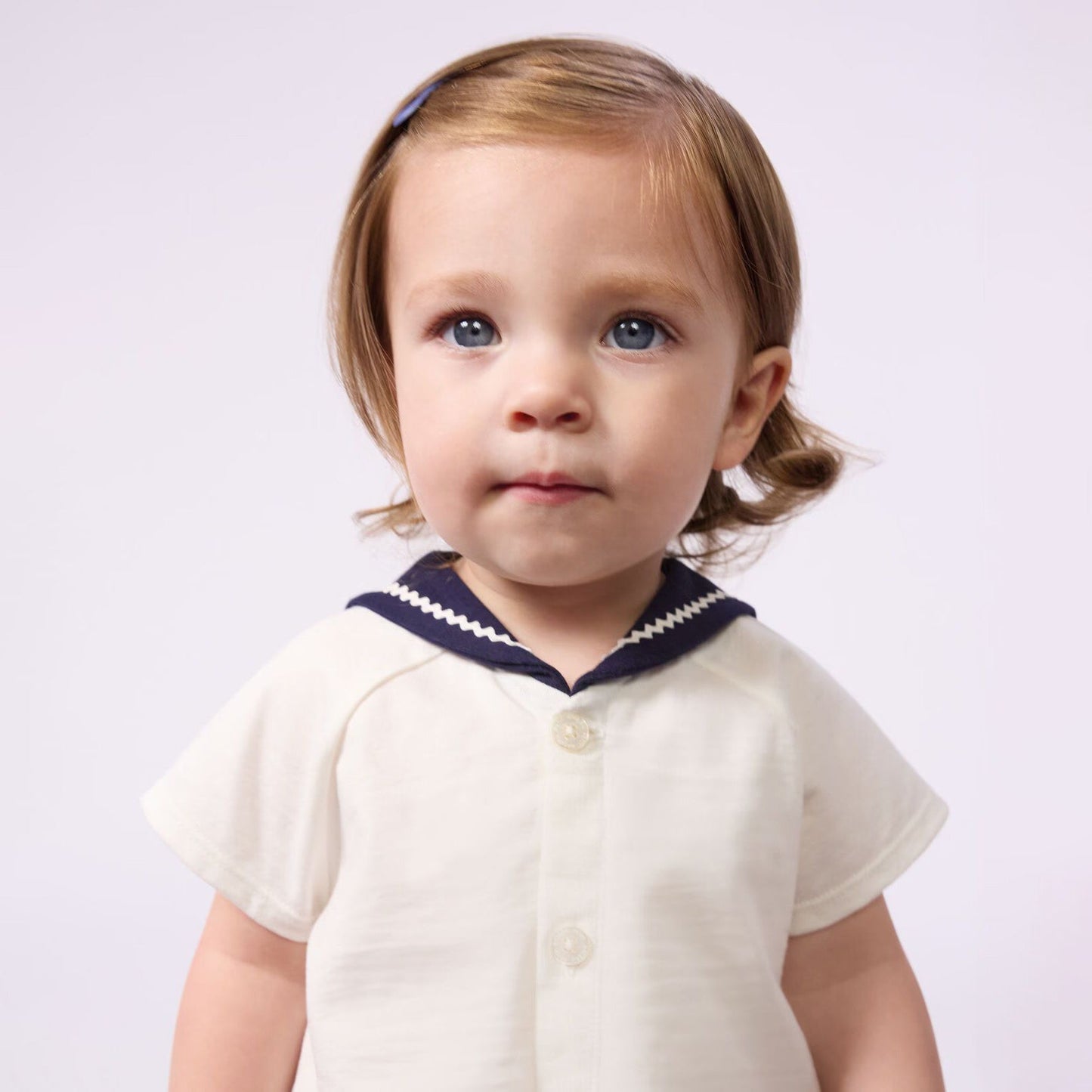 女婴白色棉套装