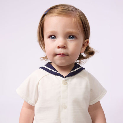 女婴白色棉套装