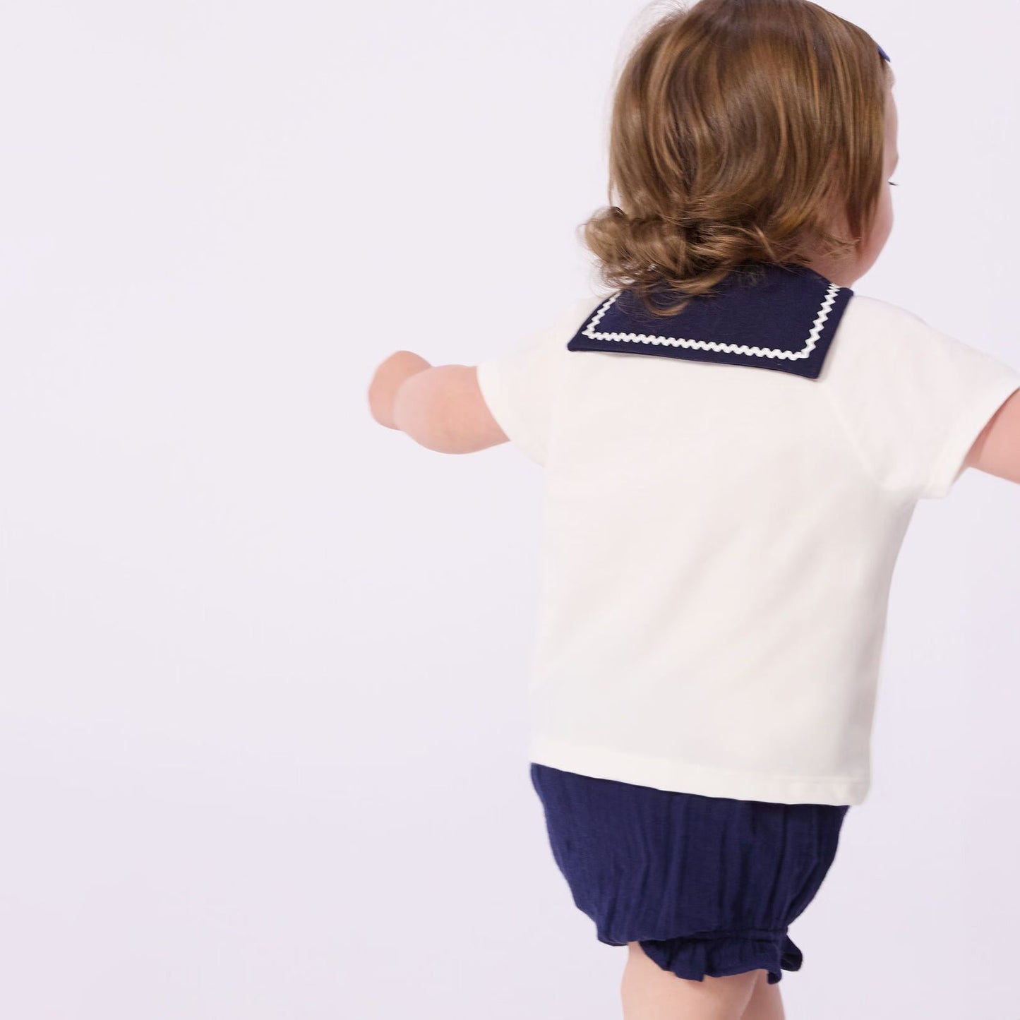 女婴白色棉套装