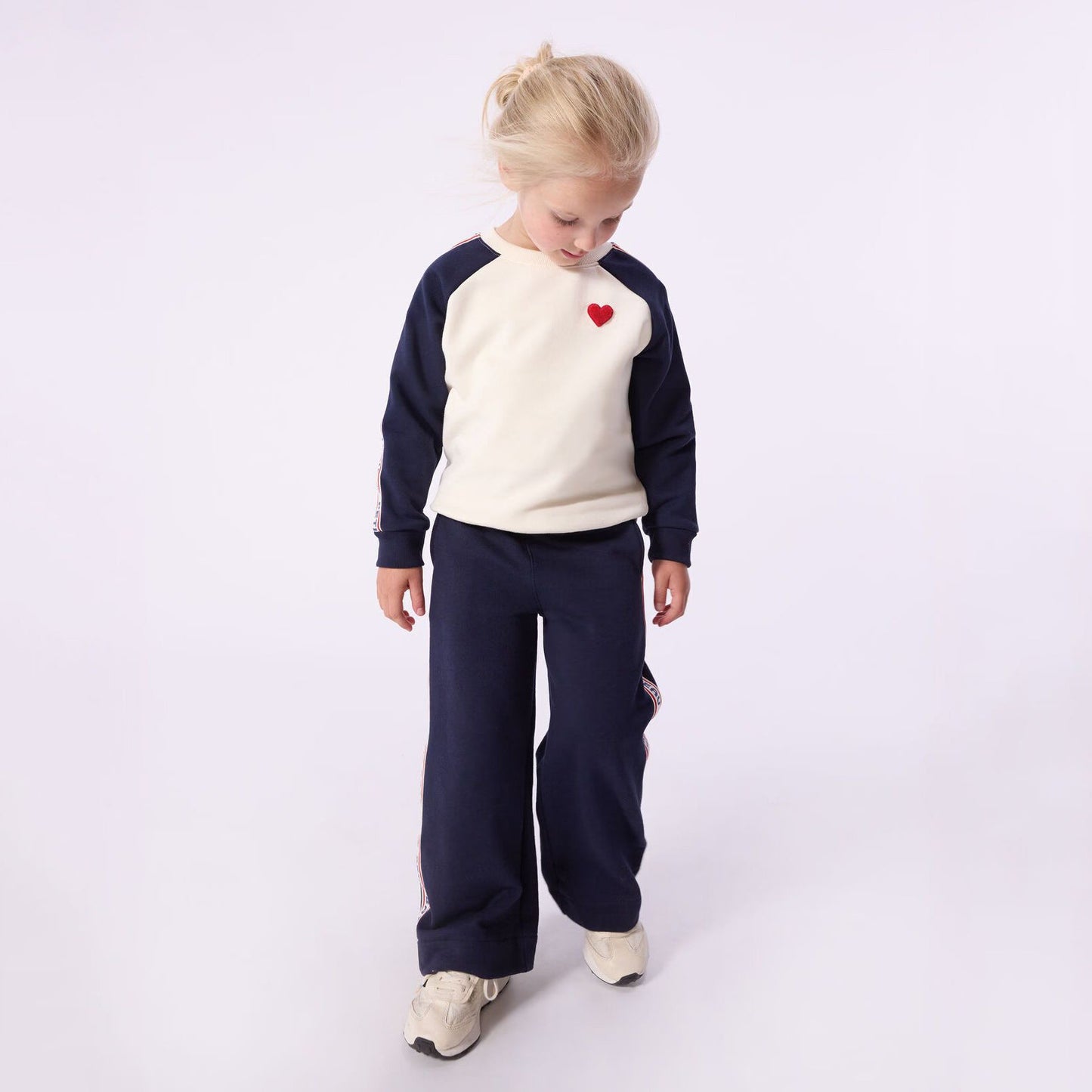 女童白色棉卫衣