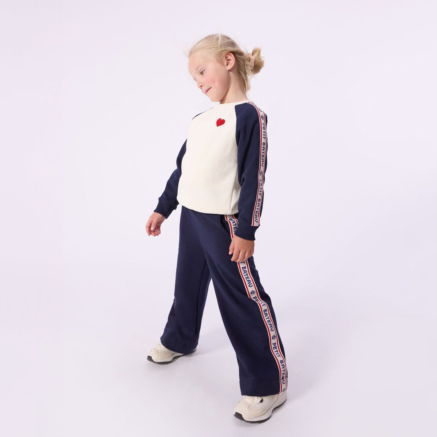 女童白色棉卫衣