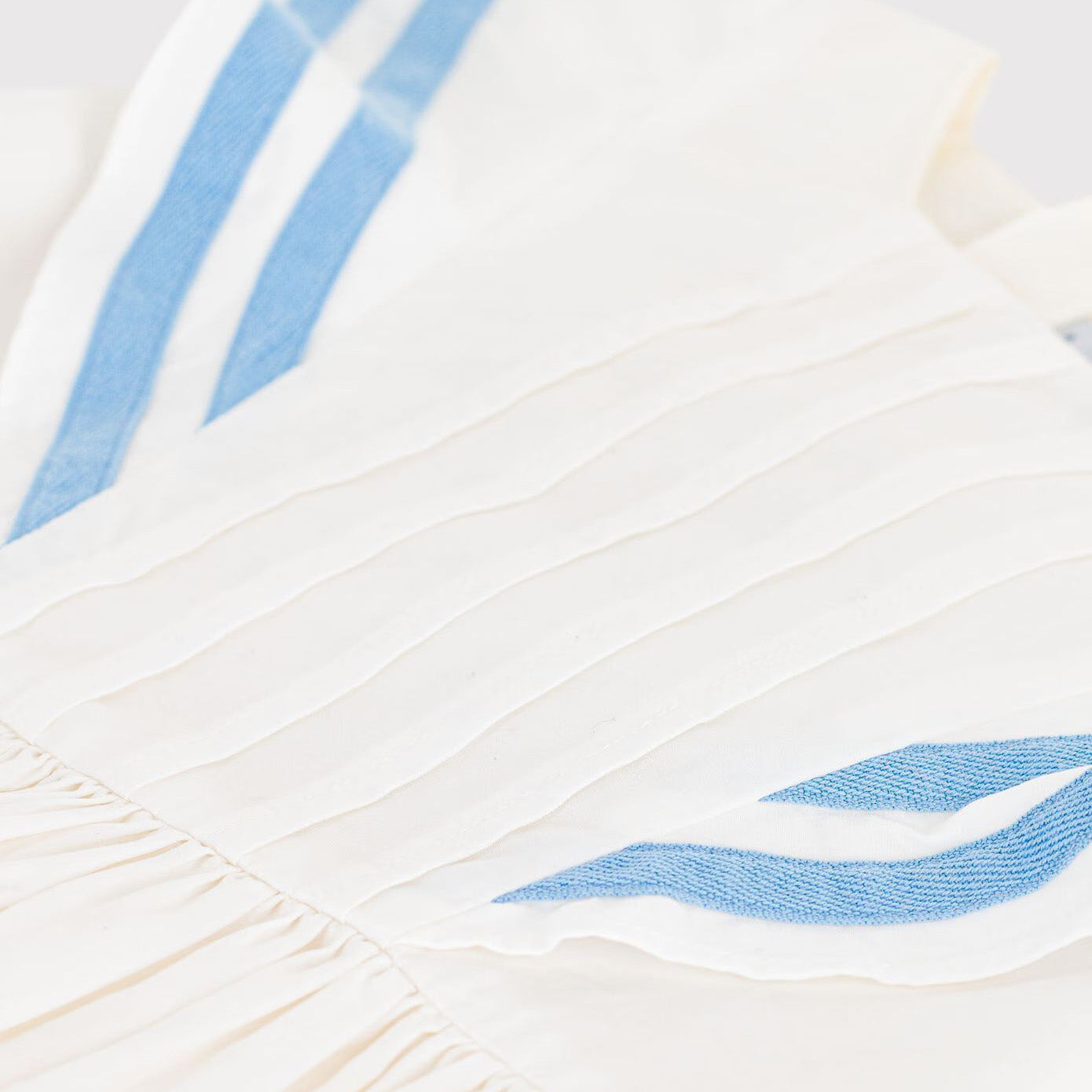 女童白色荷叶边棉连衣裙