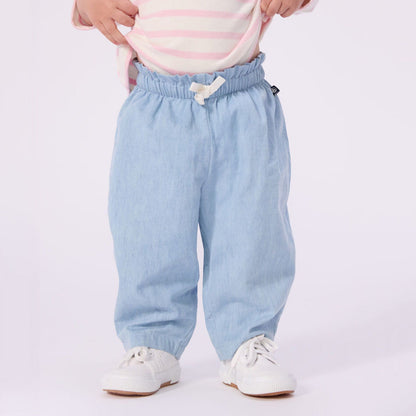 女婴浅蓝色牛仔裤