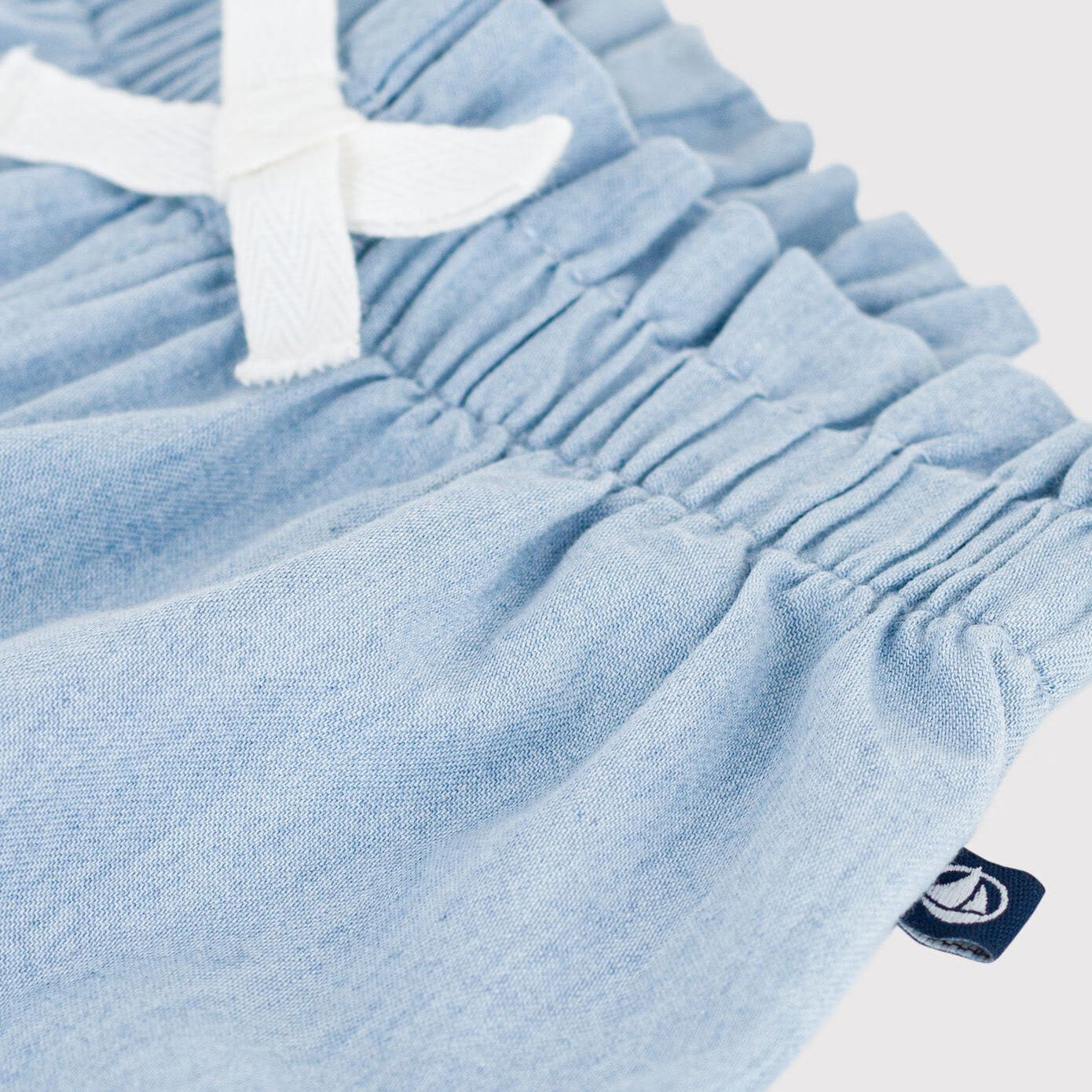 女婴浅蓝色牛仔裤