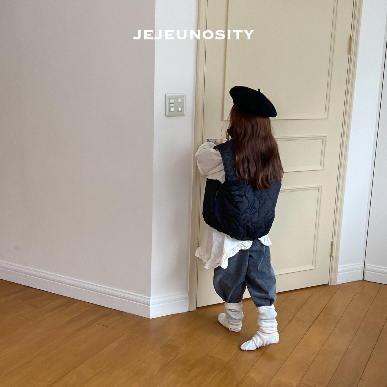 儿童灰色牛仔裤