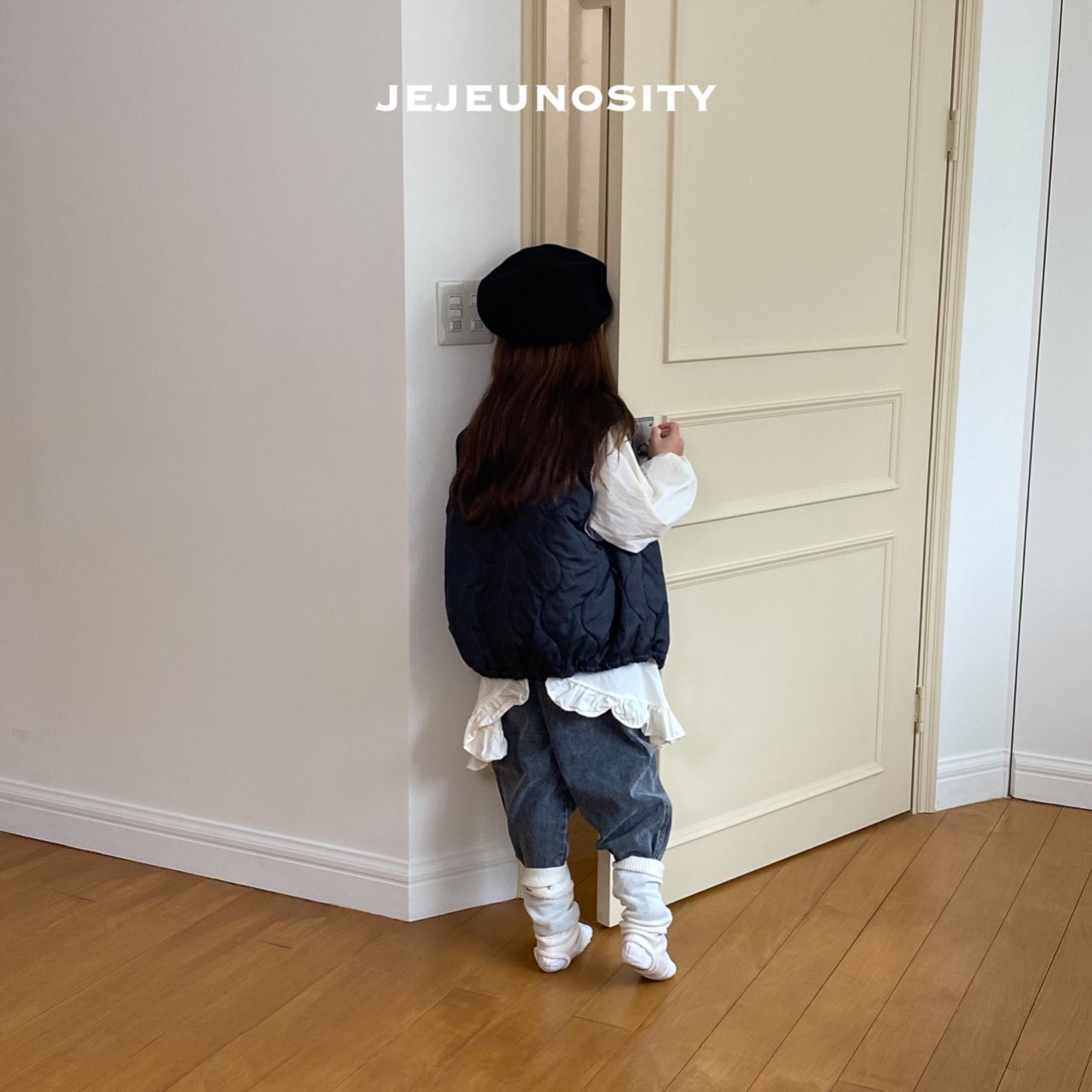 儿童灰色牛仔裤