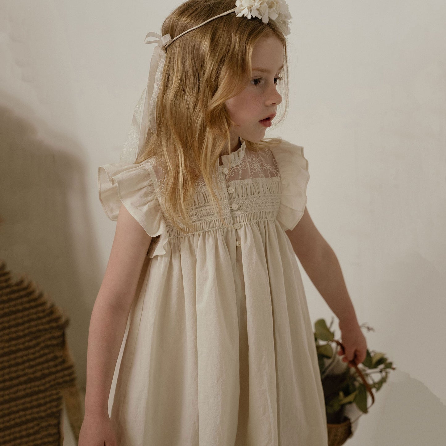 女童米白色蕾丝连衣裙